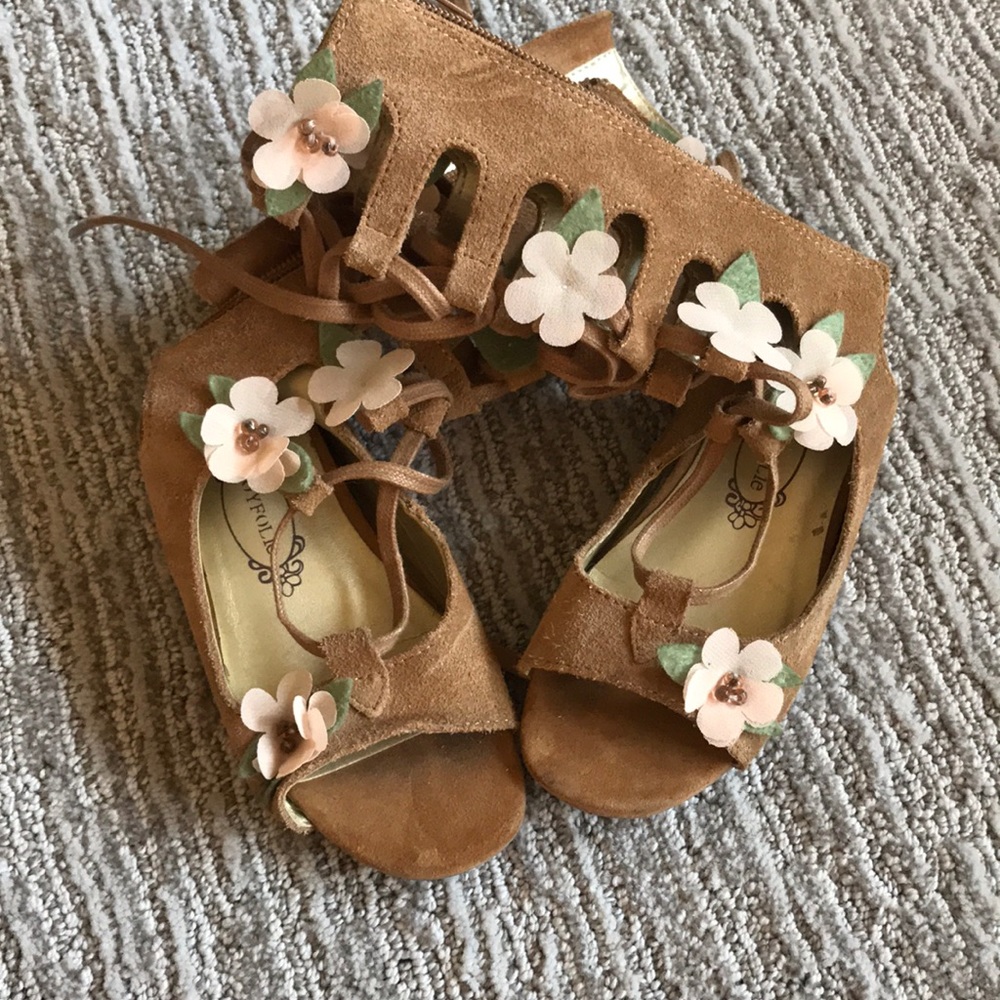 Joyfolie toddler size 8 shoes